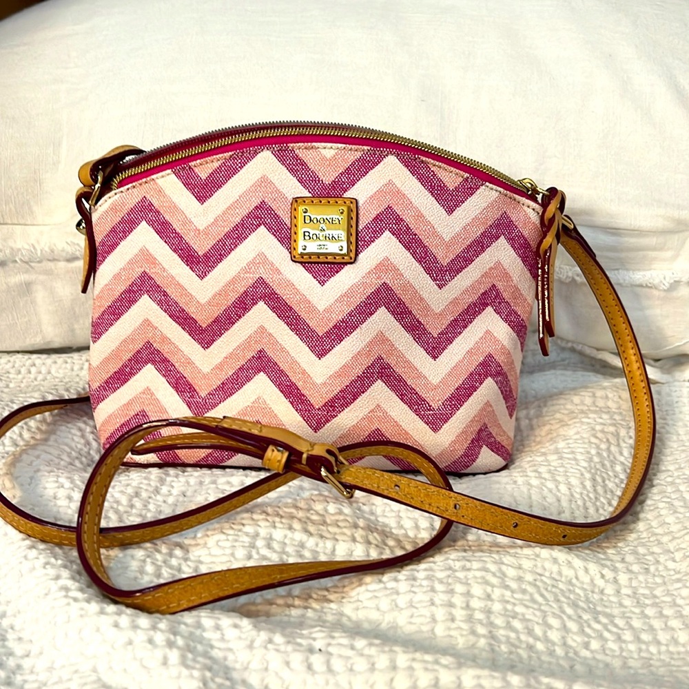 brand new.Dooney and Bourke pink Chevron purse, never used